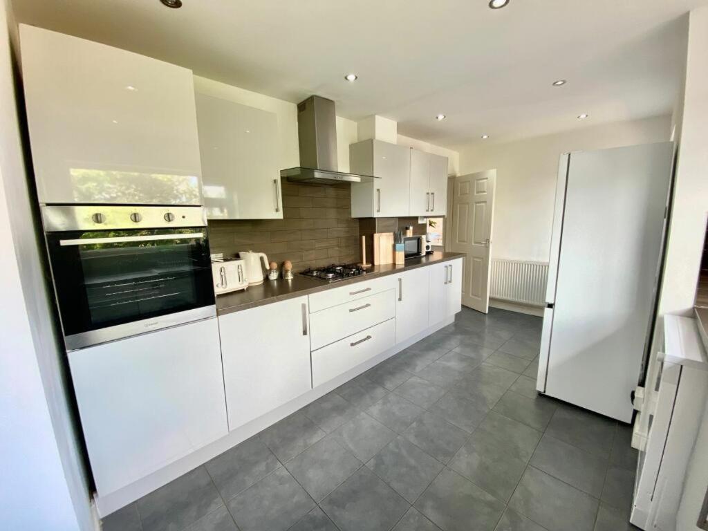 Holiday home Huge 4bed 2bath Private Parking Nec By Empower Homes Coventry